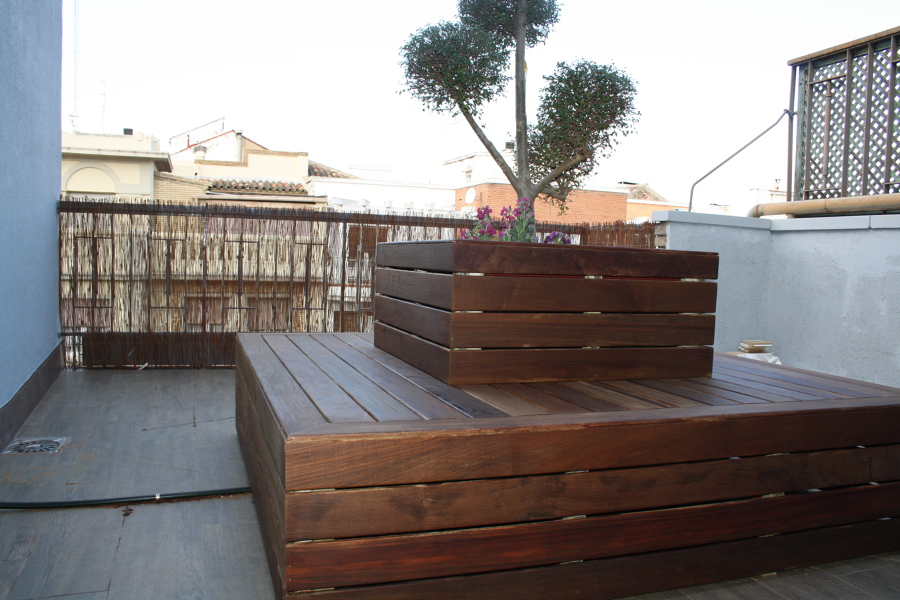 BANCO-MACETERO DE MADERA TROPICAL