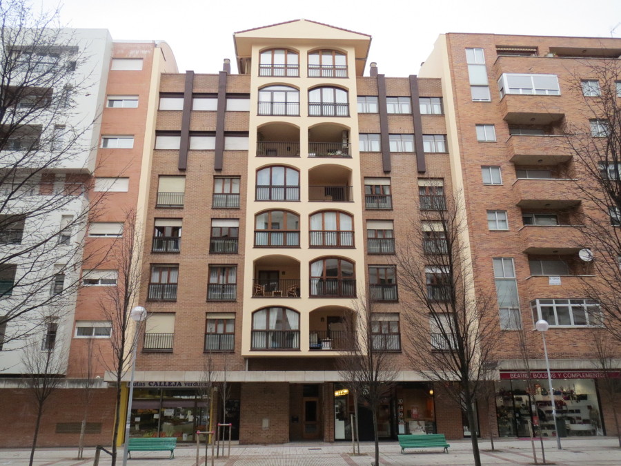 REHABILITACIÓN FACHADA Y PORTAL EDIFICIO RESIDENCIAL. PAMPLONA