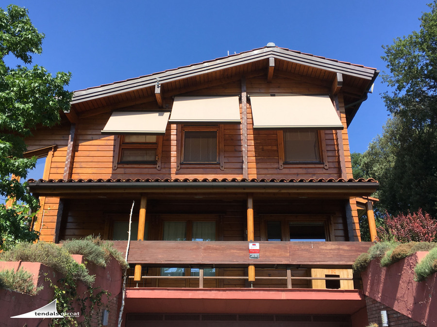 Toldos cofre en casa de madera