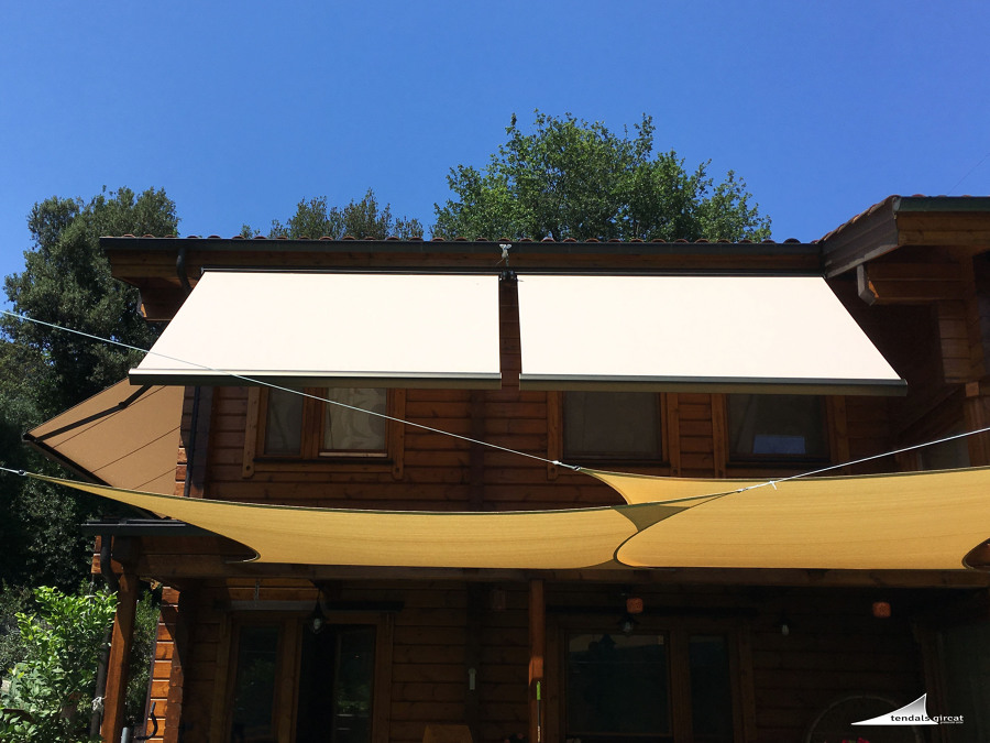 Toldos cofre en casa de madera