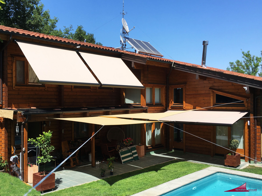 Toldos cofre en casa de madera