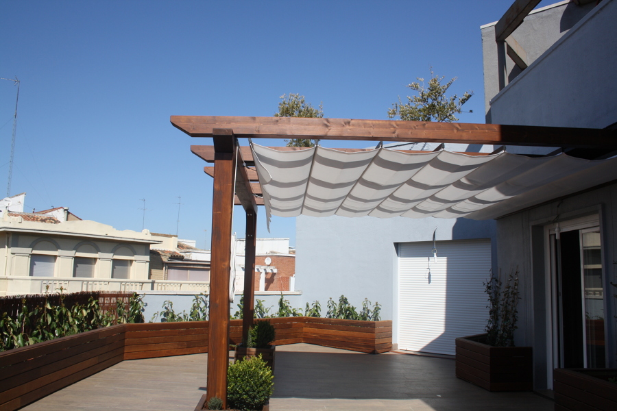 PERGOLA-TOLDO Y JARDINERAS DE TROPICAL