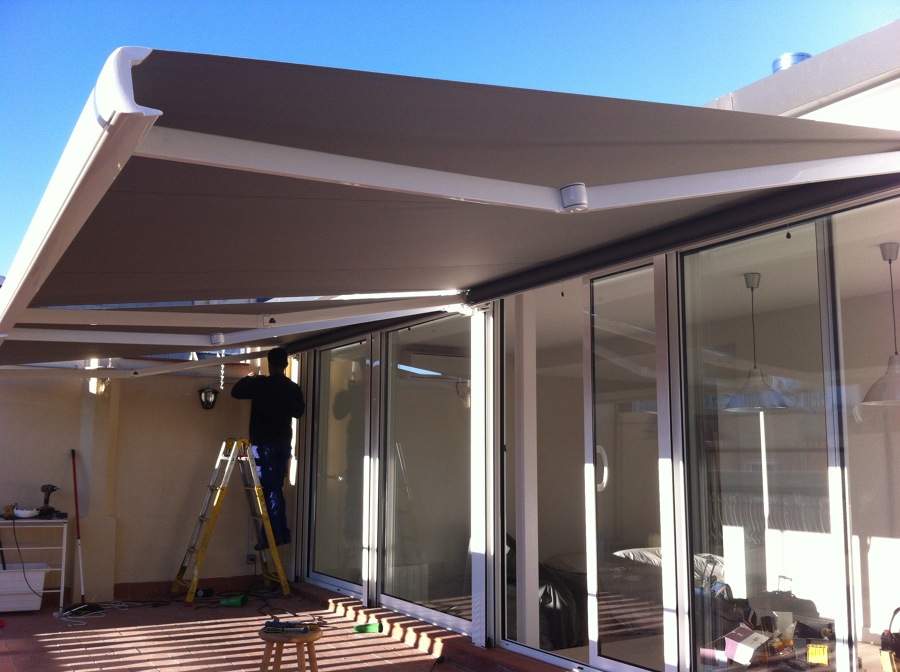 Toldo de brazos invisibles con cofre y motor