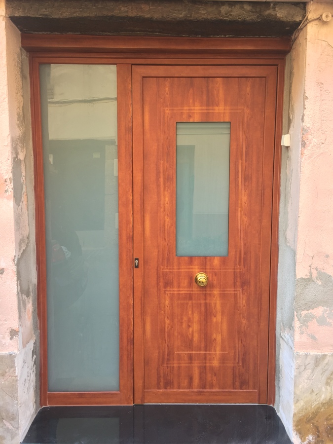 puerta principal a una vivienda