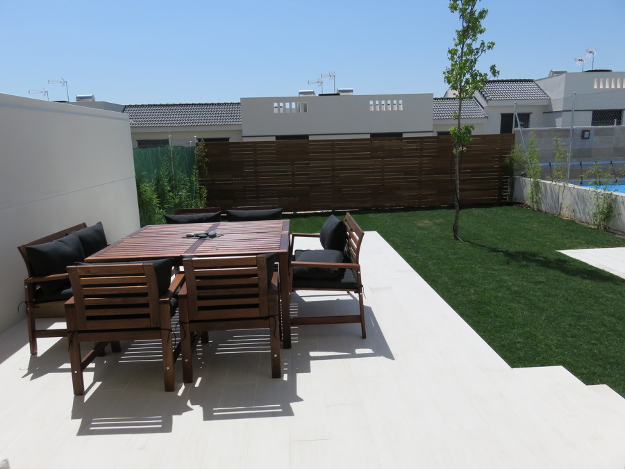 Colocación de tepe, arbol y bambú. Valla de madera maciza.