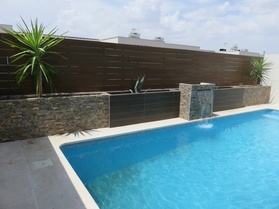 JARDINERAS Y CASCADA DE OBRA. VALLA DE COMPOSITE IMITACIÓN MADERA