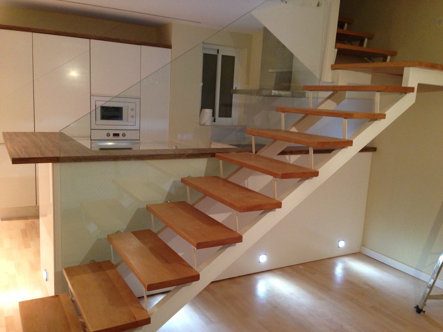 COCINA INTEGRADA A ESCALERA Y COMEDOR