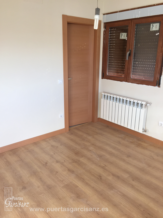 Puerta de interior Mod H en haya vaporizada con suelo laminado de roble