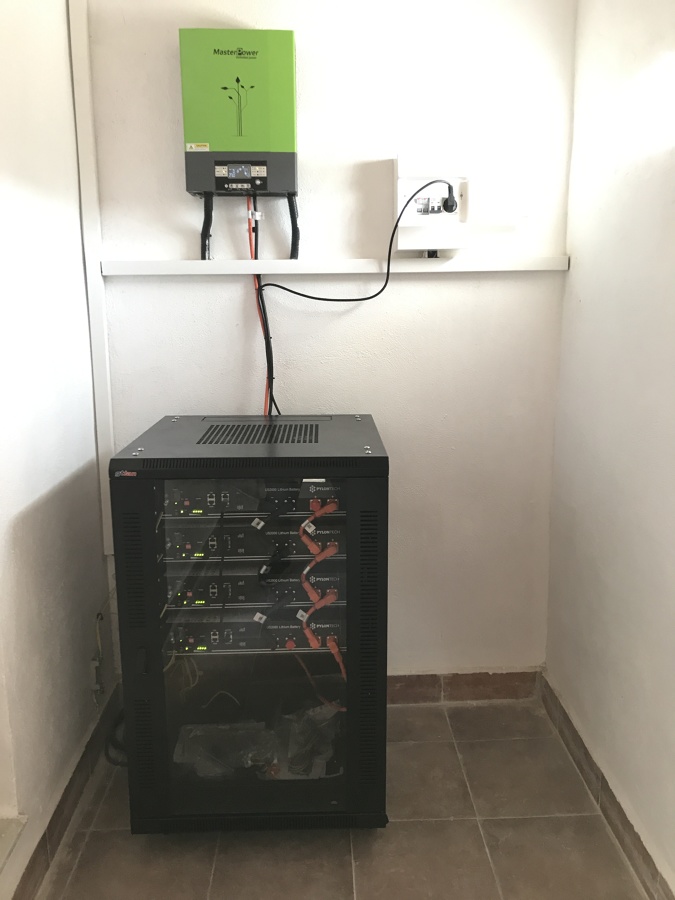 Instalación Solar Fotovoltaica Aislada de 2,72 kWp con Inversor de 5 kW y Rack de Baterías de Litio de 9,6 kWh para vivienda unifamiliar en Cheste (Valencia)