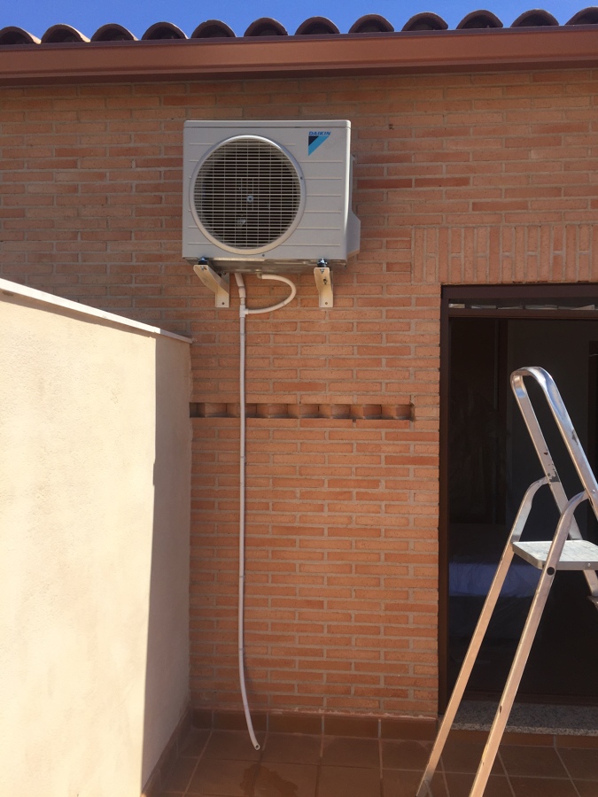 Unidad exterior de aire acondicionado