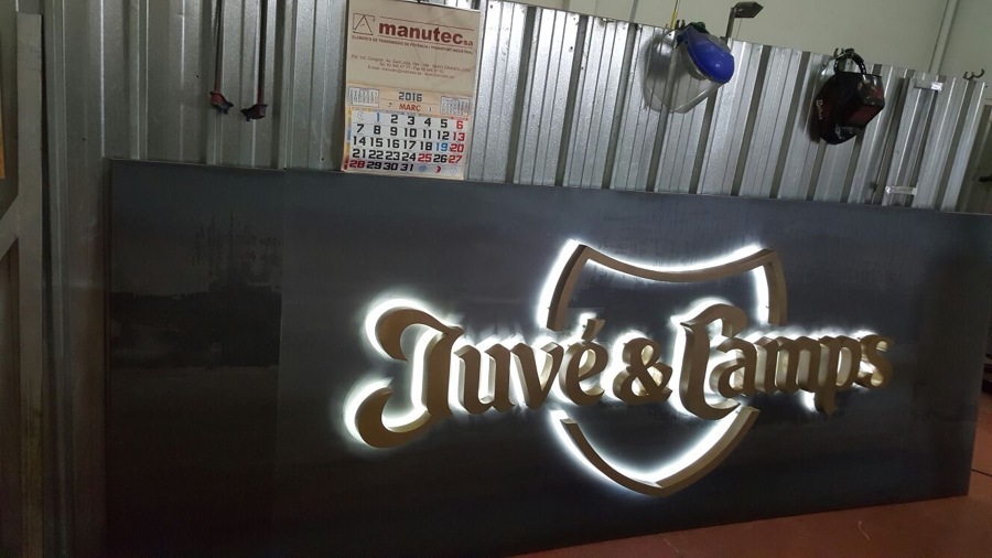 EJEMPLO DE ILUMINACION LUZ INDIRECTA ( JUVE CAMPS)