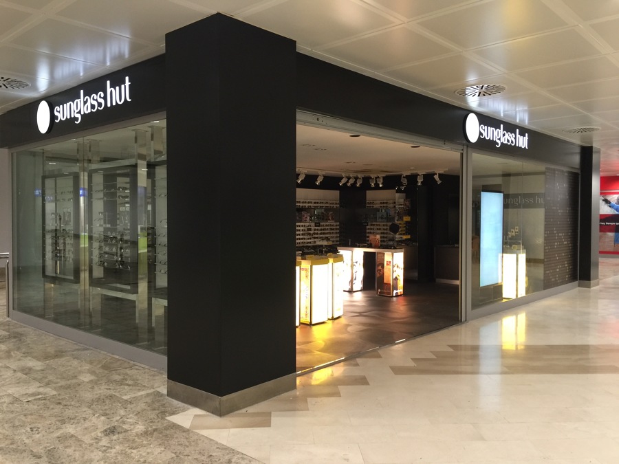 FABRICACION Y INSTALACION PILARES FRONTAL TIENDA Y ROTULOS EN ALUCOBOND Y LETRAS EN RELIEVE DE METACRILATO 20MM