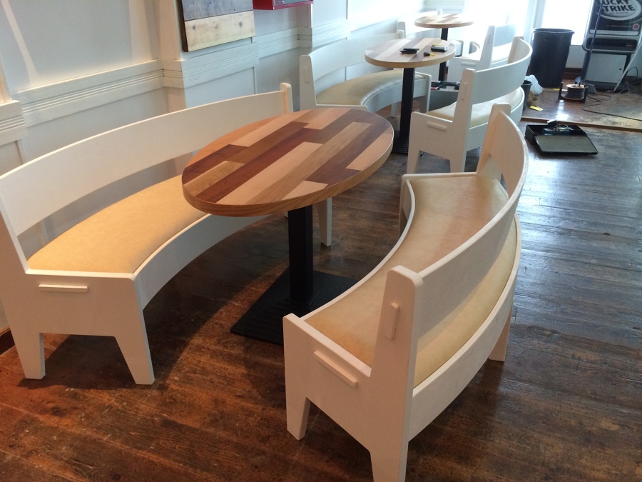 BANCOS Y MESAS CURVAS BAR