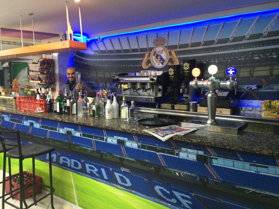 Reforma bar con vinilos en soporte de aluminio