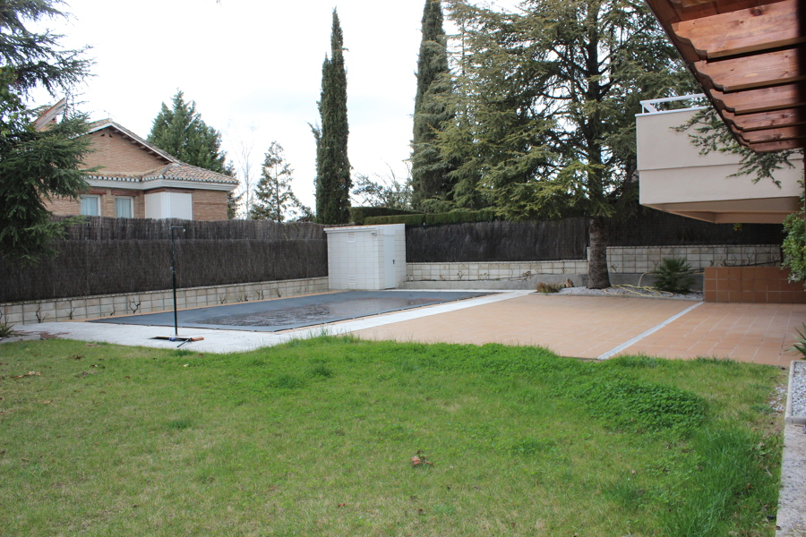 Solado de patio exterior y murete