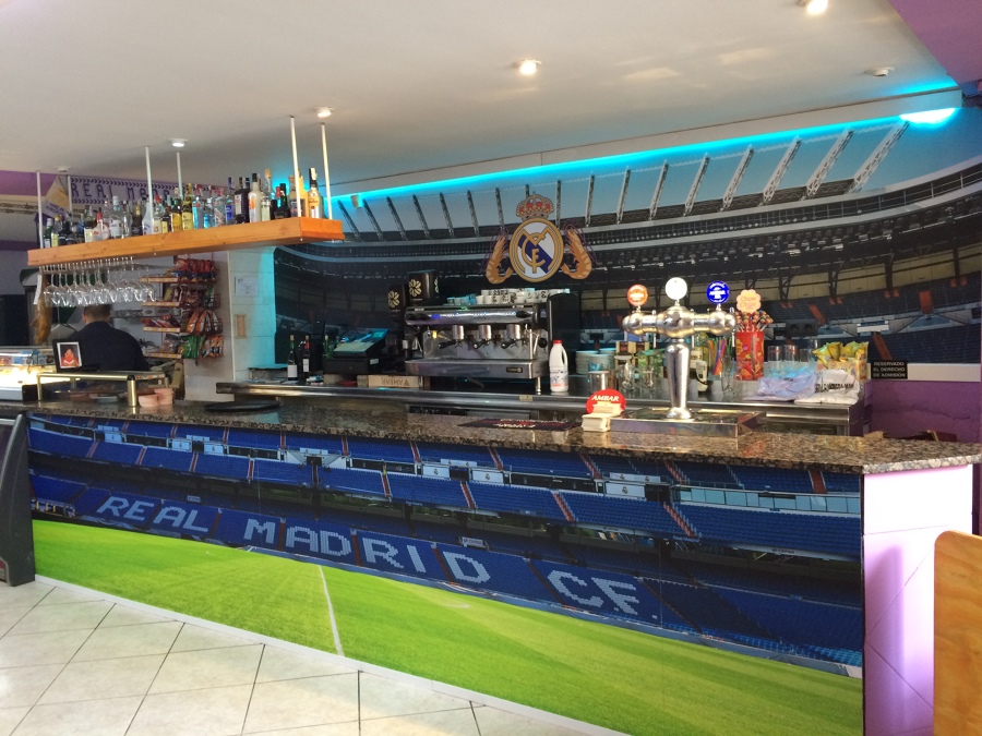 Reforma bar con vinilos en soporte de aluminio