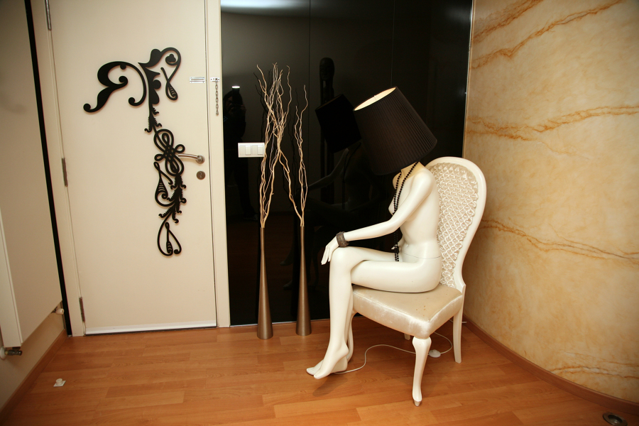 Tirador de puerta en forja y lampara maniquí