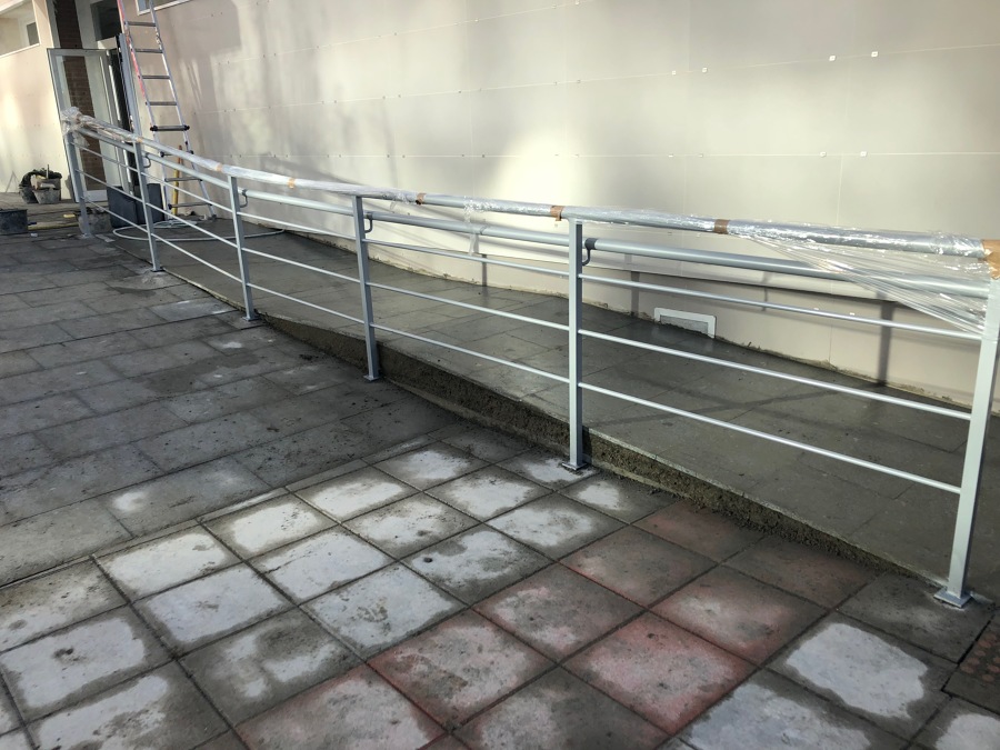 SOLADO E INSTALACIÓN DE BARANDILLA