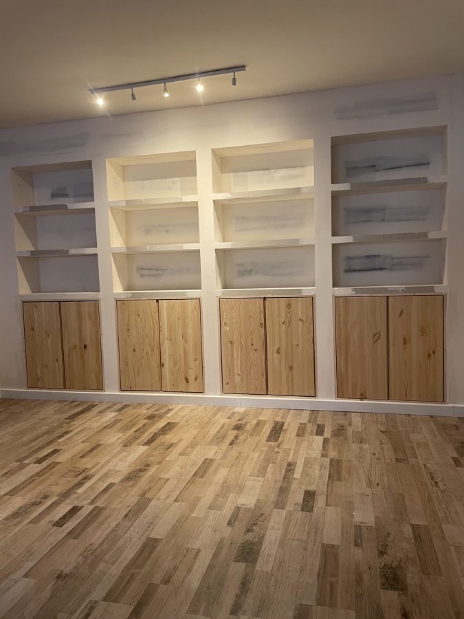 Librería con cajoneras