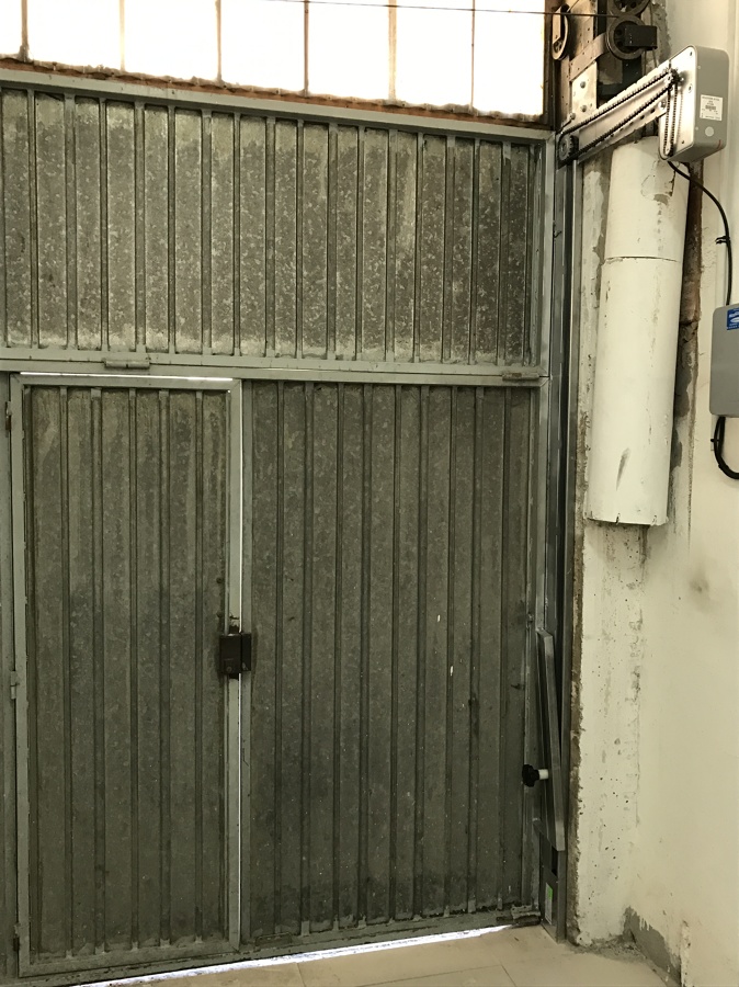 Puerta de garaje antigua de contrapesos 