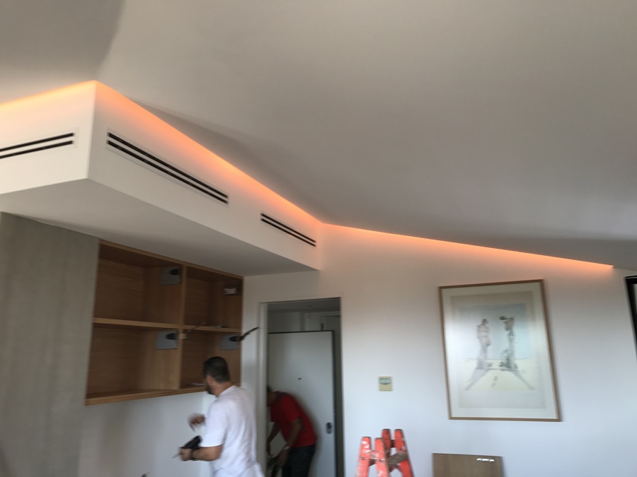 Luz perimetral regulable y 10 colores