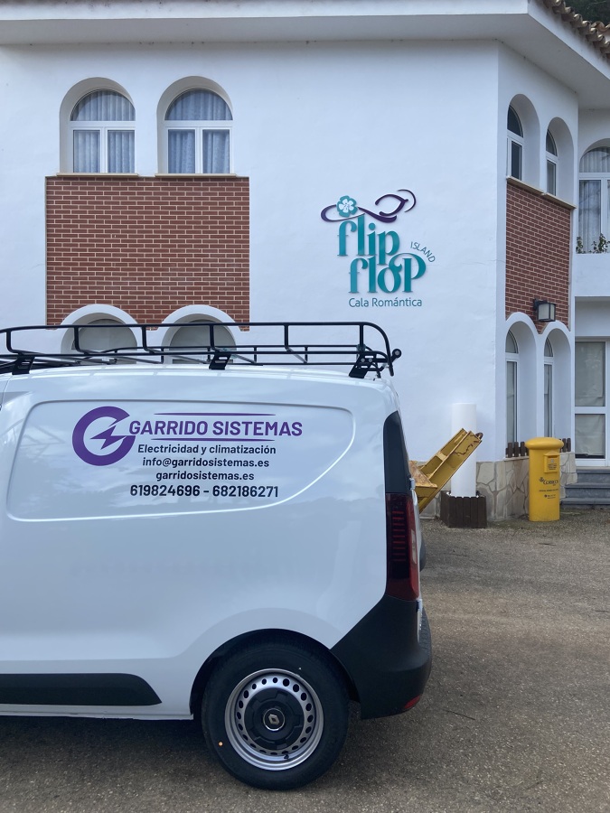 INSTALACIÓN FLIP FLOP CALA ROMÁNTICA