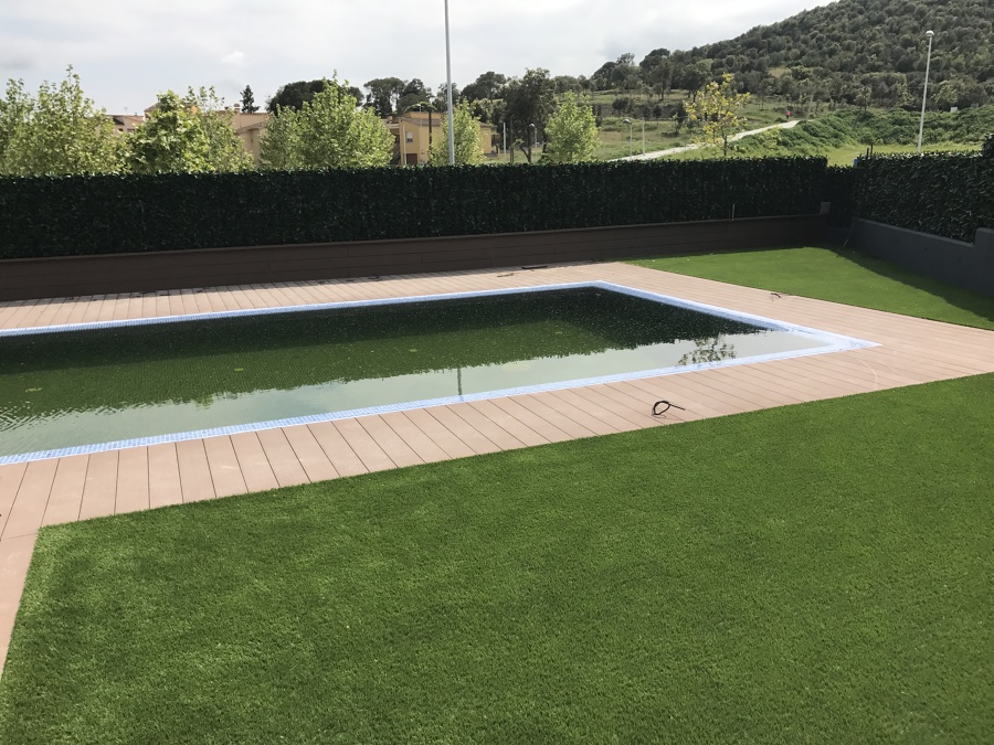 Tarima tecnológica , cesped artificial, revestimiento muro y muro vegetal