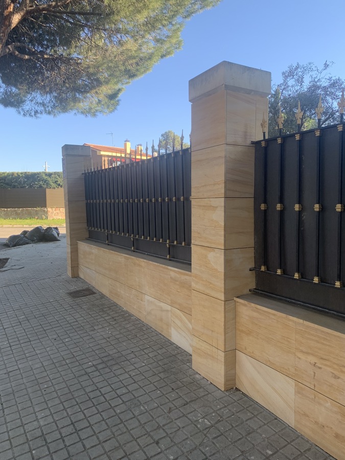 Chapado de valla en Arenisca Teka