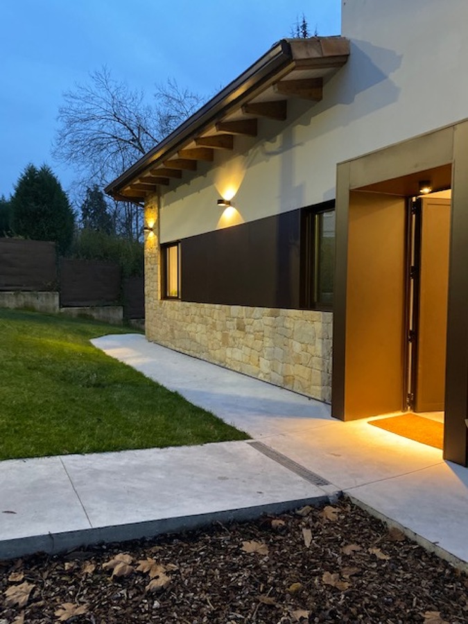 VIVIENDA EN LANGREO - DETALLE ENTRADA PRINCIPAL.