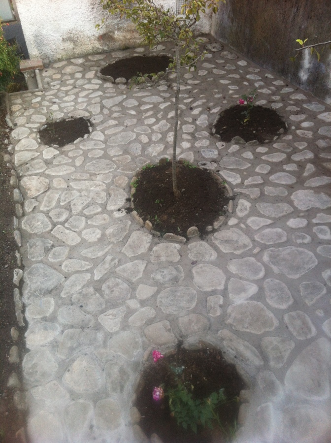PAVIMENTO DE PIEDRA EN JARDIN