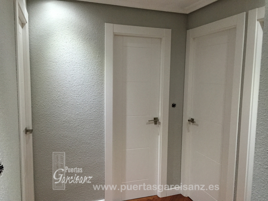 Puerta lacada en blanco Mod. 8-P