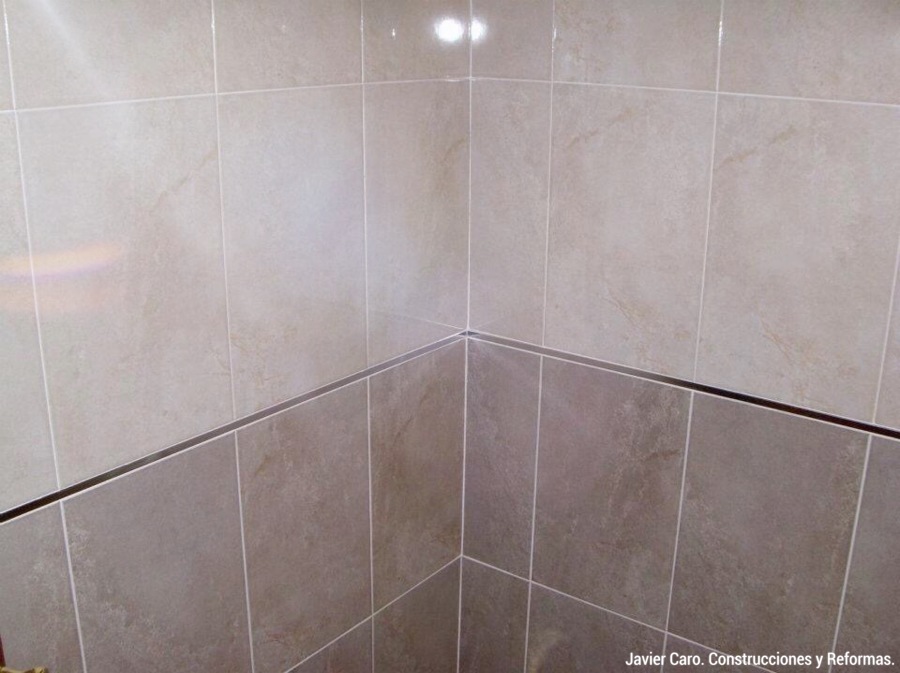 Ejemplo de zócalo y azulejos para baño.