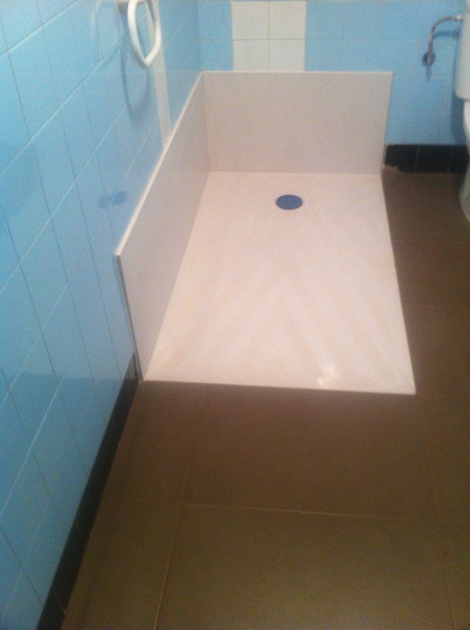 PLATO DE DUCHA EN EL SITIO DE LA BAÑERA