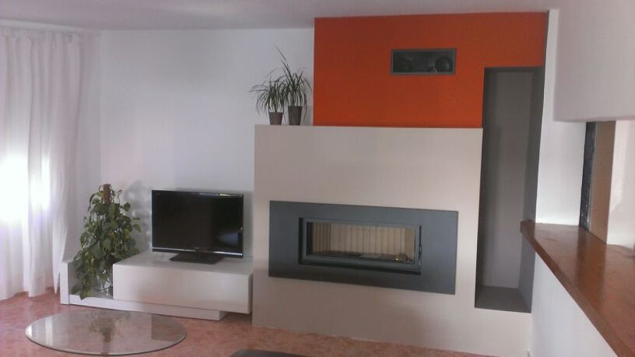 Chimenea Londres-T en dos planos con leñera