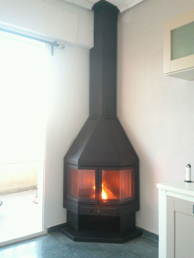 Chimenea metalica en un piso