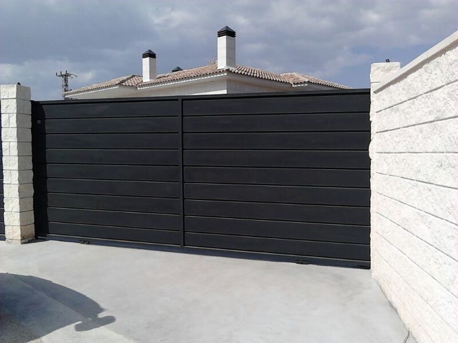 Puerta de corredera metálica