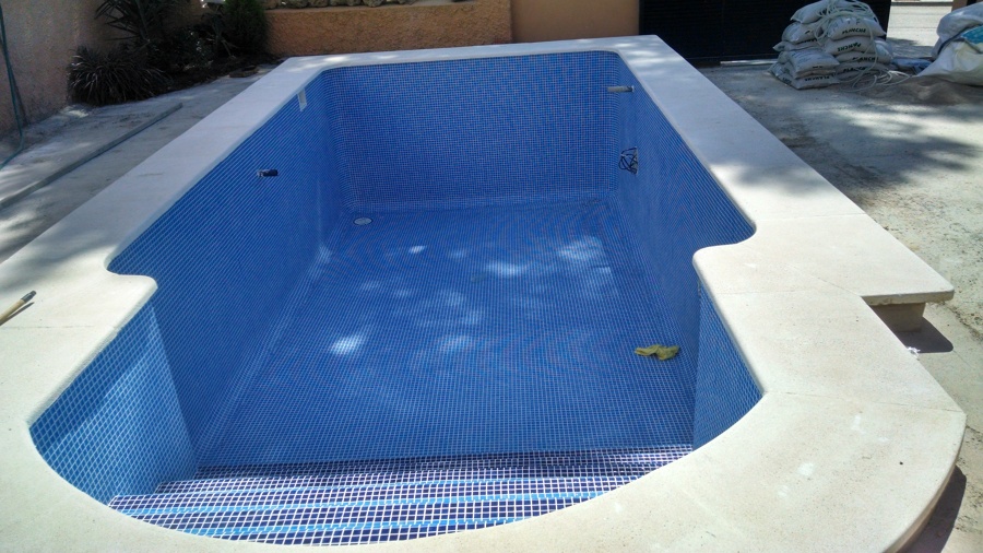 Piscina con escalera romana