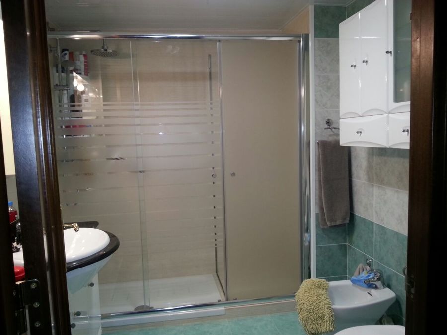 mampara de baño con armario de vidrio 