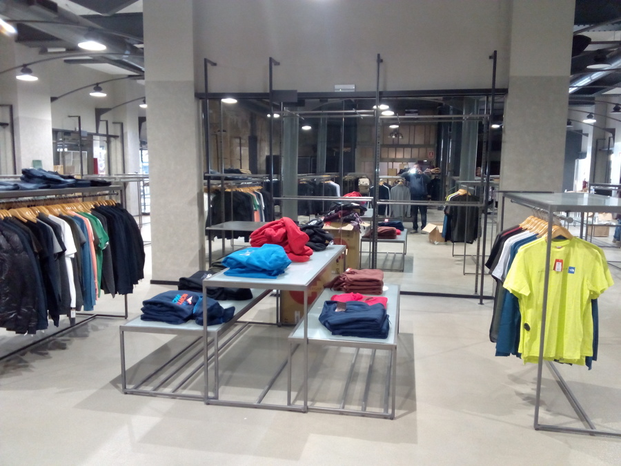 Mobiliario de tienda de hierro