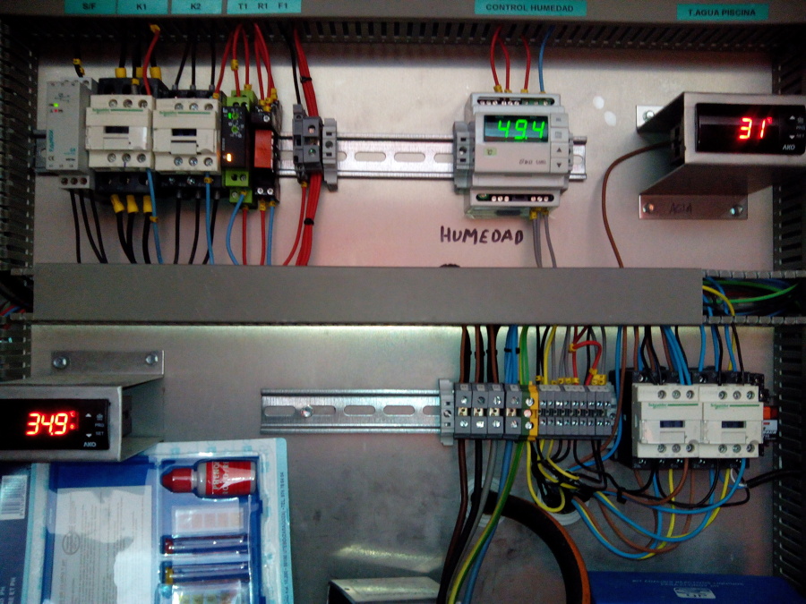 cuadro de control de un sistema de calentamiento de agua y de aire de una piscina climatizada