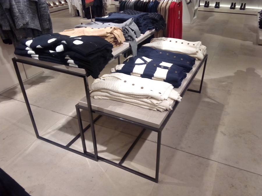 Mesas de hierro y madera