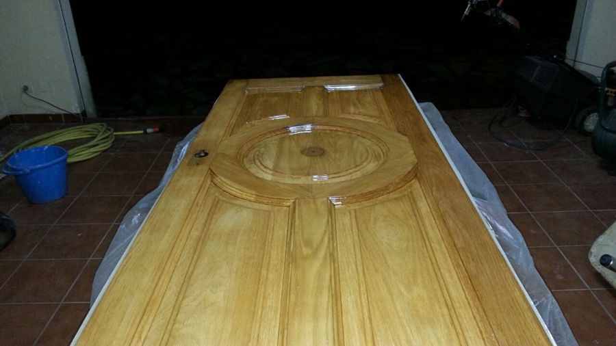 Barnizado de puerta exterior