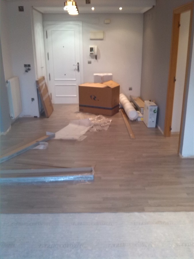 colocacion de parquet y lacado de blanco puerta de entrada y armario