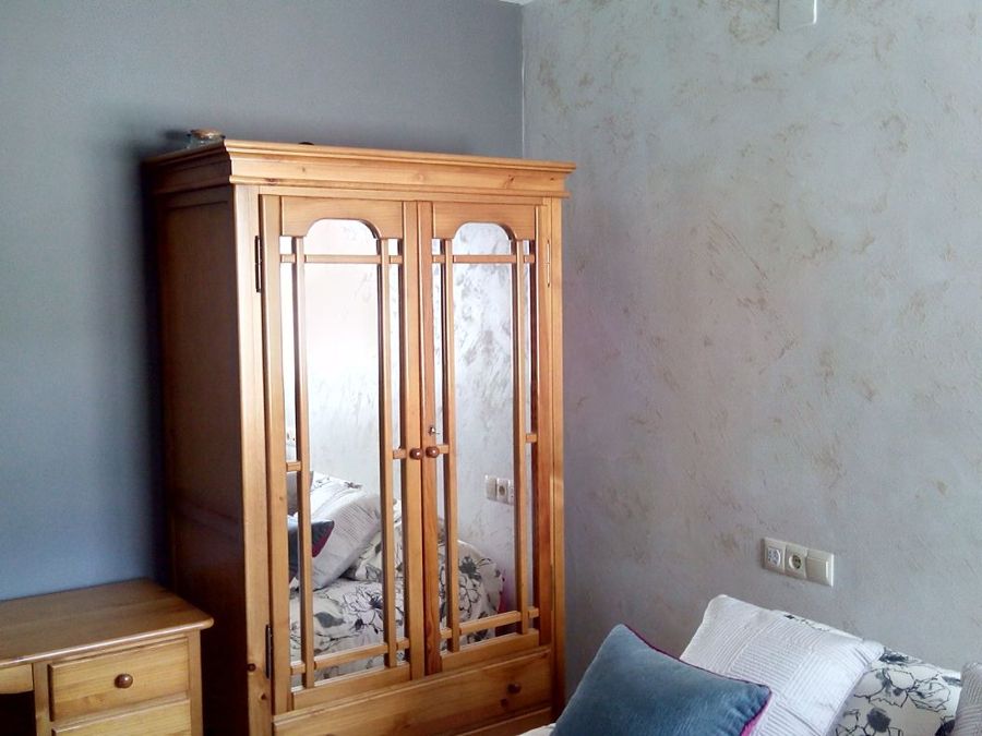 dormitorio gris grafito con fondo perlado blanco