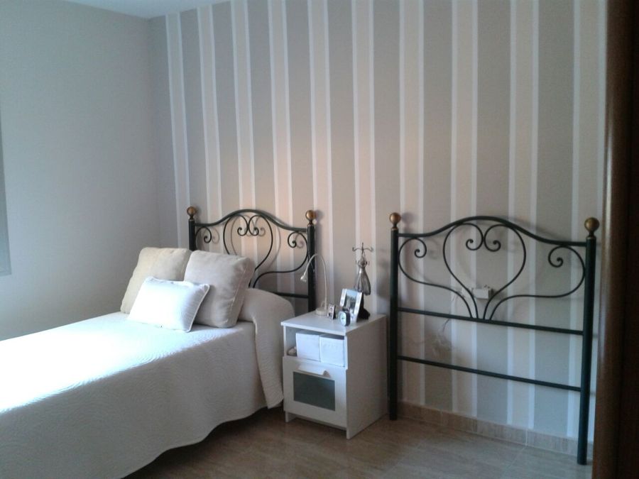 Habitación, con cabezal de rayas