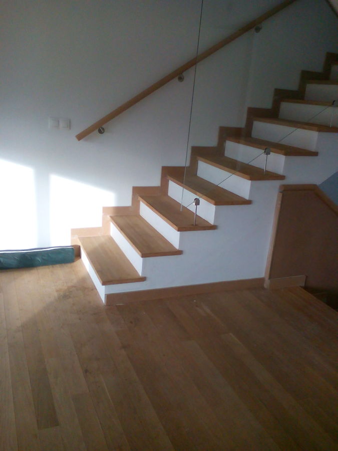 Escalera de pasos en madera Roble y tabicas de yeso 