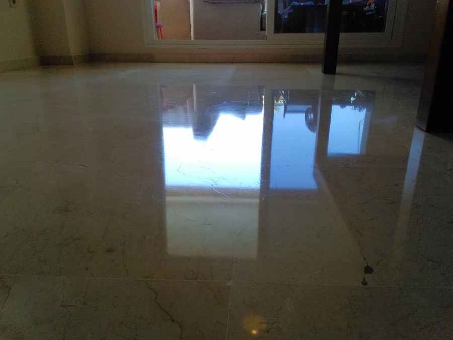 No es un espejo, es reflejo en el suelo 