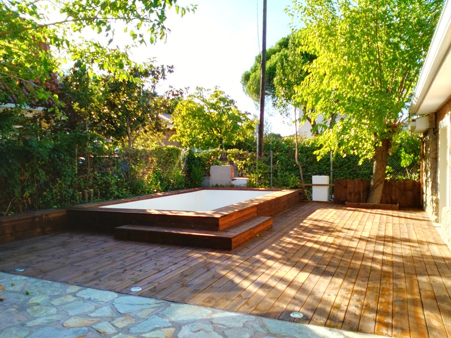 suelo de madera en piscina