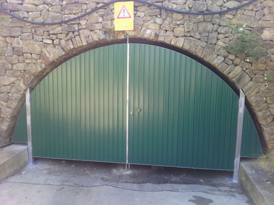 Puerta protección túnel empedrado