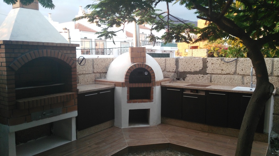 Horno de leña y barbacoa con mueble bajo de cocina Modelo David Terminada